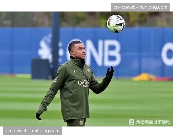 特写：王子公园球场告别战，姆巴佩戴帽后向巴黎观众深情致谢