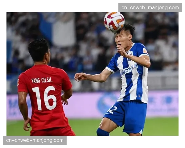 天津津门虎远征军在看台庆祝球队进球