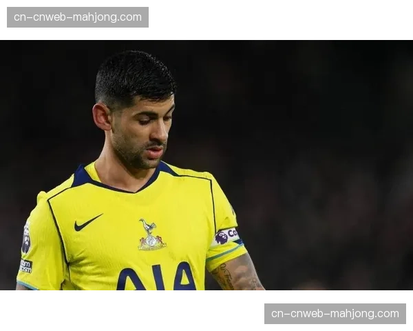 终场哨响，热刺球员罗梅罗跪地掩面泪洒光明球场